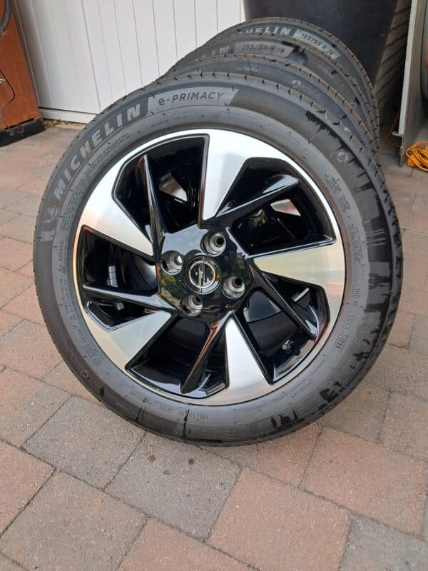 Originele Opel Corsa F en E-Corsa electric lichtmetalen 9833892580 velgen 16inch + Michelin 195 55 16 91H E-Primacy S1 XL Zomerbanden.