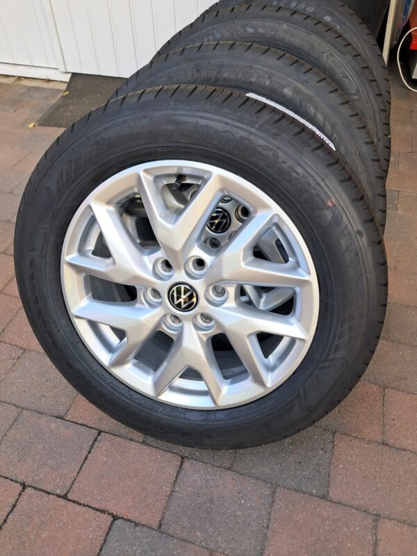 Originele VW Transporter T7 7TG071497JKA Le Mans lichtmetalen velgen 17 inch met Goodyear 215 60 17C 109T zomerbanden.