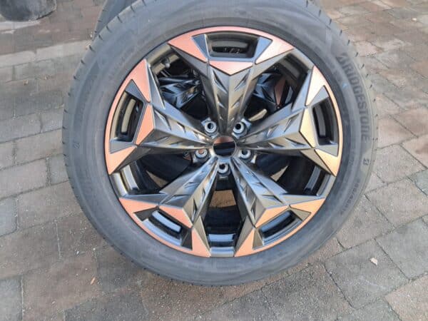 Originele Cupra Terramar 578601025B lichtmetalen velgen 19inch met Bridgestone 255 45 19 100V  Turanza T6 Enliten SUV zomerbanden.